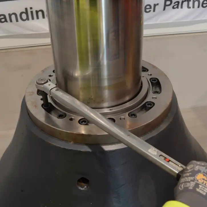 Installation of Scanlock Mantle clamps